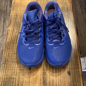 Boys Nike size 4.5 Tennis shoes